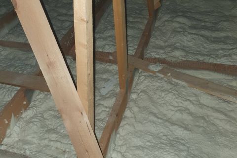 Izolace vazníkové střechy měkkou PUR pěnou